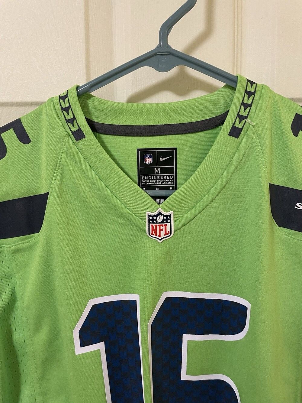 SEATTLE SEAHAWKS #16 TYLER LOCKETT JERSEY COLOR RUSH GREEN WOMENS SIZE M NIKE - Picture 3 of 4